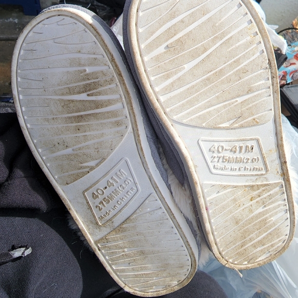 Womans slippers size large - Picture 2 of 2